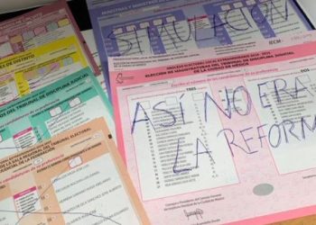 Protestan con voto nulo en la elección judicial: Denise Dresser plasma “FARSA” en sus boletas