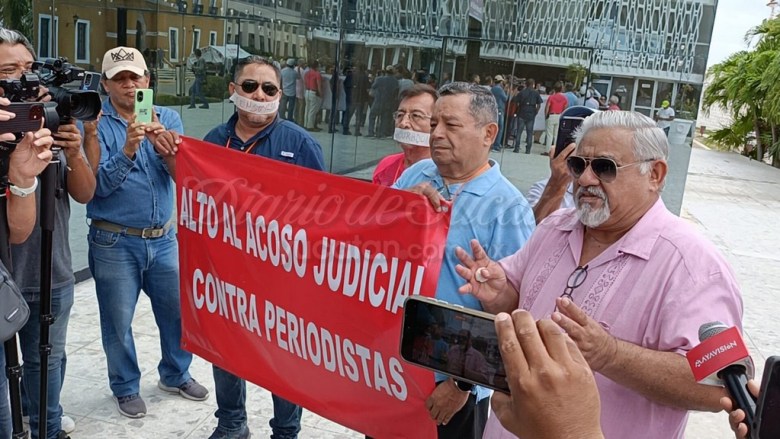 Comunicadores de Campeche protestaron contra la censura a cargo del gobierno (Foto de Juan Pablo Cu)