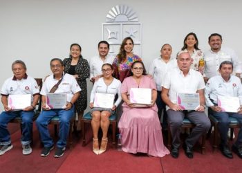 Reconoce Mara Lezama la trayectoria de 20, 25, 30, 35, 40 y 45 años de servidoras y servidores públicos