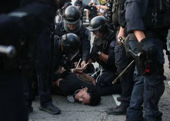 Redadas migratorias llegan a granjas californianas con agentes persiguiendo a campesinos