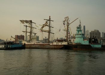 Remolcan buque Cuauhtémoc a Brooklyn para iniciar su reparación