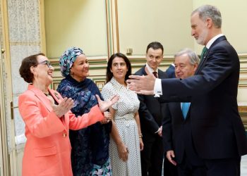 Reyes de España ofrecen cena a líderes