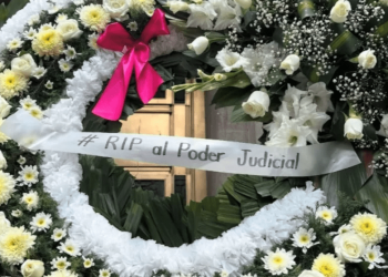 “RIP al Poder Judicial”: dejan coronas fúnebres en la SCJN