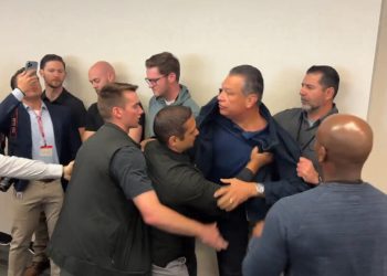 Sacan por la fuerza y esposan a senador por California de conferencia de Noem