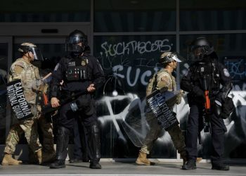 Soldados en Los Ángeles tienen autorización temporal para detener civiles, dice comandante