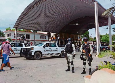 Elementos de la Guardia Nacional resguarda el palacio municipal de San Mateo Piñas, donde fue asesinada la alcaldesa Lilia García Soto