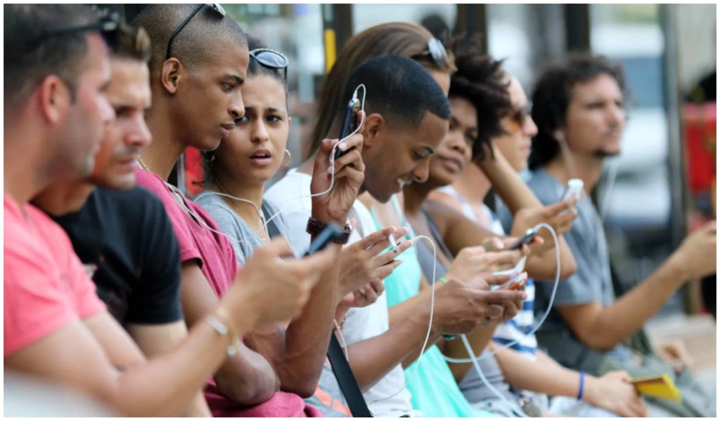 Costo del internet en Cuba supera su salario mínimo mensual. La SIP denuncia impacto negativo en derechos digitales de los cubanos