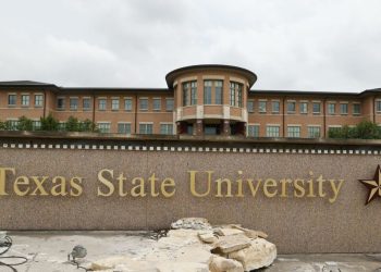 Texas ordena a sus universidades públicas identificar a estudiantes indocumentados