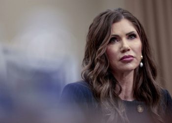 Trasladan de emergencia a Kristi Noem, secretaria de Seguridad Nacional de EE.UU.