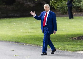 Trump carga nuevamente contra Powell y lo llama “tonto” por mantener los tipos de interés