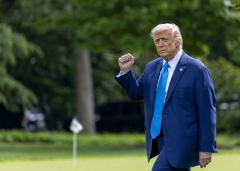 Trump firma una orden ejecutiva para reducir la “amenaza creciente” de los drones en EE.UU.