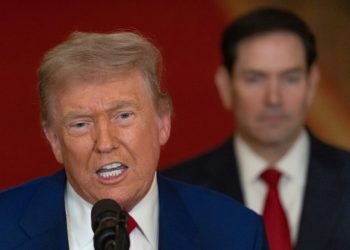 Trump insta a mantener “bajos los precios del petróleo” y no caer en “manos del enemigo”