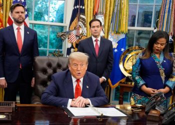 Trump multará con casi mil dólares por día a personas que incumplan orden de deportación