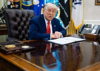 Trump pide formalmente al Congreso rescindir fondos a medios públicos y ayuda extranjera