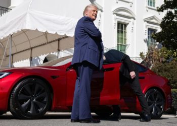 Trump planea vender el Tesla que compró a Musk, según la Casa Blanca