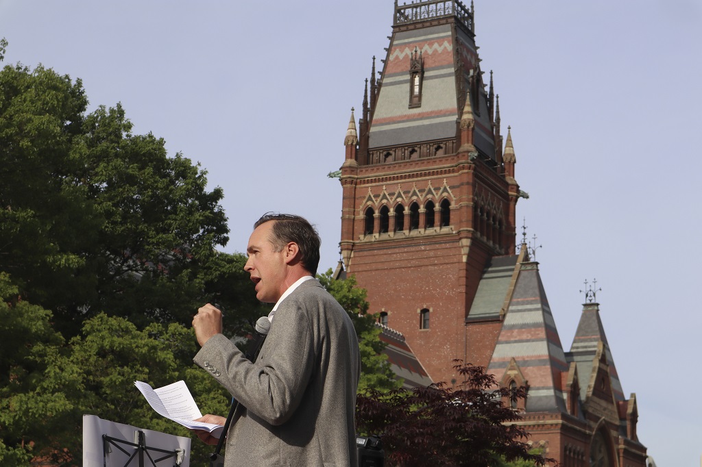 Ryan Enos, profesor de política en la Universidad de Harvard, habla en reciente protesta contra las medidas del presidente Donald Trump en el campus en Cambridge, Massachusetts (Foto de AP)