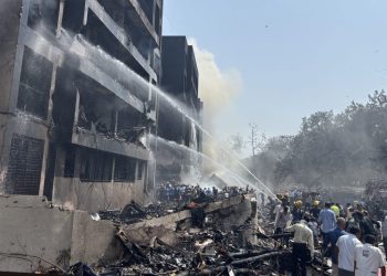 Un avión con destino a Londres se estrella en la India, con más de 240 personas a bordo