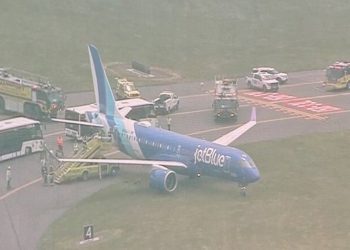 Un avión de JetBlue sale de la pista tras aterrizar en Boston, Massachusetts