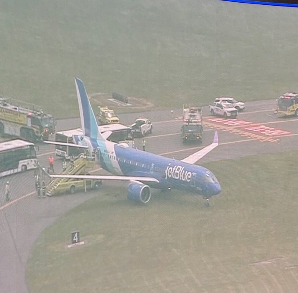 Avión sale de la pista en Boston