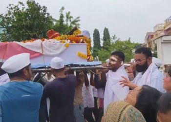 Único sobreviviente del accidente de Air India sale del hospital y va al funeral de su hermano