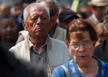 Vejez con estrés financiero: adultos mayores en México siguen trabajando pese a pensiones