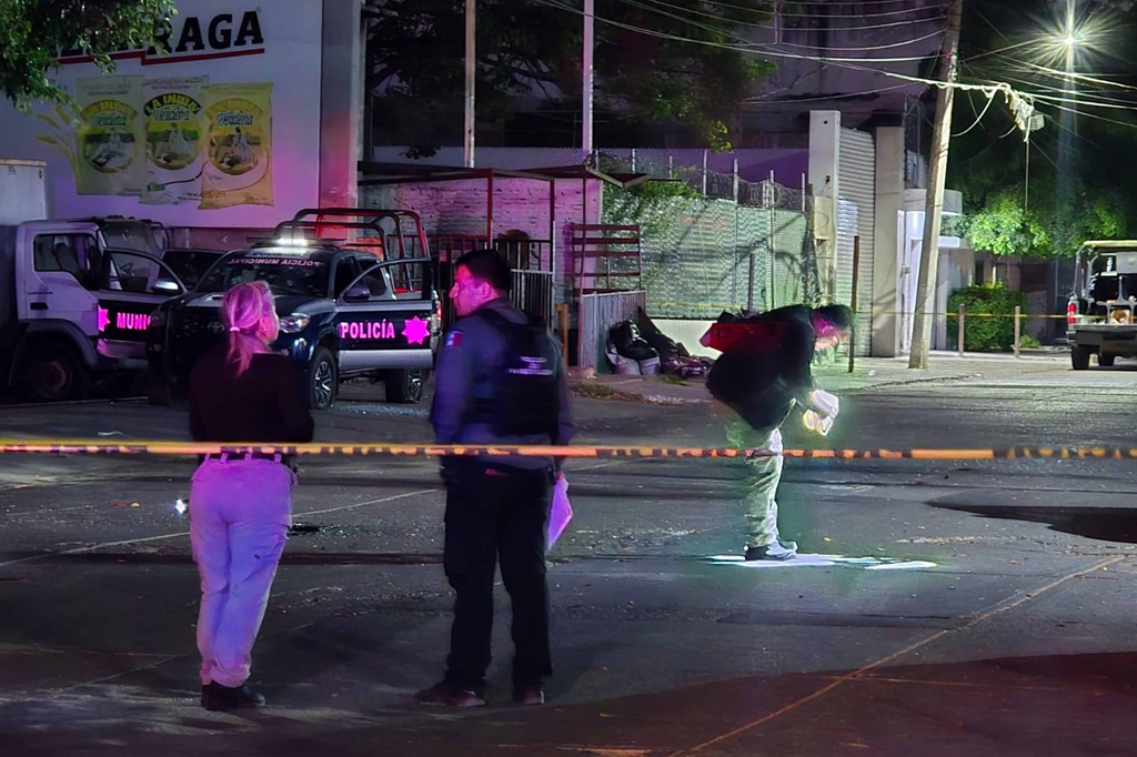 Autoridades trabajan en la zona de un crimen en Sinaloa