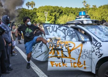 Waymo retira sus taxis autónomos del centro de Los Ángeles por las protestas