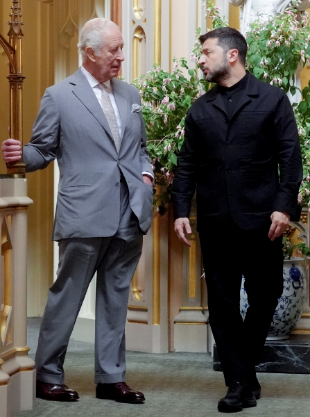 El rey Carlos III (izquierda) charla con Volodimir Zelenski, en la visita del ucraniano
