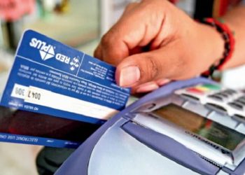 Profeco llama a denunciar cobros extra por pagar con tarjeta más ahora en vacaciones