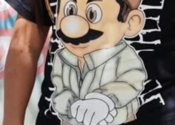 A ella también la multarán por hacer apología del delito