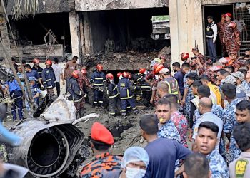 VIDEO «avión militar se estrella contra escuela en DHACA y deja al menos 16 muertos»