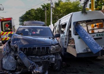 Accidente vial en Cancún deja ocho heridos tras choque entre combi y autos particulares