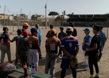 Béisbol ayuda a niños migrantes venezolanos a integrarse en Perú sin perder sus raíces