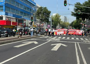 Bloqueo de la CNTE complica tránsito en el Centro Histórico