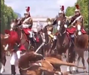 Caos en el desfile del Día de la Bastilla caballo cae y soldado termina herido