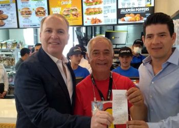 Laguneros acampan hasta 24 horas antes para inauguración de Carl's Jr en Gómez Palacio