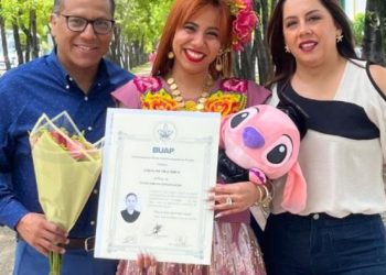 Licenciada en Comunicación celebra su título vestida de tehuana y rinde homenaje a Oaxaca