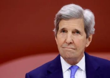Migración divide al Partido Demócrata: John Kerry admite errores y respalda enfoque de Trump