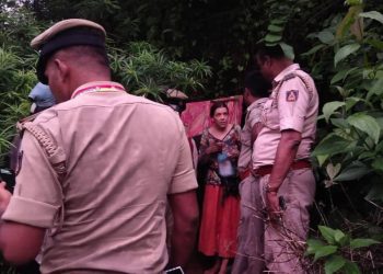 «Madre rusa vivió con sus hijas en una cueva de la India durante años»