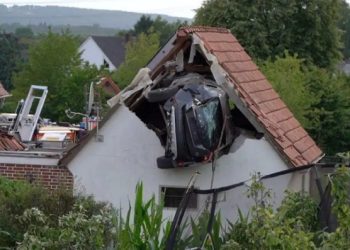 «Accidente en Alemania: Coche se estrella en el techo de un granero tras atropellar a niño»