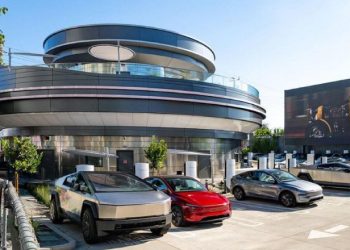 «Restaurante de Tesla revoluciona la experiencia gastronómica con robots y autocine»