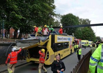 «Impactante accidente de autobús en Manchester deja numerosos heridos»