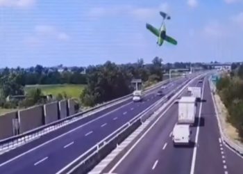 «Accidente aéreo en autopista de Italia deja dos muertos»