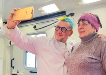 «Ginecólogo ucraniano lucha contra la guerra con una clínica móvil para mujeres»