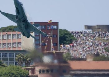 ¡Caza F-18 esquiva bandada de aves en Gijón! tensión en el Festival Aéreo por maniobra de emergencia