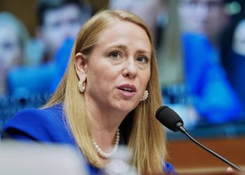 «Discriminación laboral: acusan a agencia federal de excluir a trabajadores transgénero»