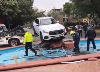 Conductor se queda dormido y destruye una fuente en Polanco con su camioneta de lujo