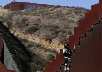 Cruces ilegales en la frontera caen a su nivel más bajo desde que hay registros