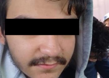 Un operativo realizado en Morelia, Michoacán, dejó al descubierto un narcolaboratorio donde se producían drogas sintéticas, luego de que presuntos delincuentes agredieran a balazos a elementos del gabinete de seguridad. El ataque ocurrió mientras las autoridades circulaban por la colonia Heriberto Castillo Martínez, lo que desencadenó una acción inmediata por parte de las fuerzas federales y estatales. Los elementos repelieron la agresión, capturaron a dos jóvenes de 19 y 20 años, y aseguraron un domicilio que escondía más de 800 kilos de metanfetamina. La Secretaría de Seguridad y Protección Ciudadana (SSPC) informó que los sujetos, al sentirse acorralados, se refugiaron en una vivienda. En ese punto, se desplegó un operativo que permitió descubrir un centro clandestino de fabricación de droga. La rápida intervención evitó un posible enfrentamiento de mayores consecuencias, además de proteger a la comunidad cercana de los peligros que implica este tipo de actividad criminal. Dentro del inmueble, las autoridades hallaron un arsenal que incluía un arma corta, cartuchos, productos químicos para fabricar drogas, garrafas con precursores y equipo de laboratorio, así como un vehículo. Todo apunta a que el sitio funcionaba como una base de operaciones para el procesamiento de sustancias sintéticas que muy probablemente eran distribuidas en varias regiones del país. Lo más preocupante es la juventud de los detenidos, un fenómeno que lamentablemente se repite con frecuencia: jóvenes que se integran a células criminales por falta de oportunidades, presión social o promesas falsas. Este punto debe encender alertas sobre la urgencia de programas de prevención del delito enfocados en adolescentes y jóvenes en situación vulnerable. En el operativo participaron diversas instituciones: la Sedena, Semar, Guardia Nacional, FGR, Policía Estatal y la Fiscalía de Michoacán. La coordinación entre todas estas dependencias fue clave para asegurar el laboratorio sin bajas ni daños colaterales. Según el secretario Omar García Harfuch, lo decomisado representa un duro golpe a la estructura criminal de la región, aunque también subraya el nivel de organización y riesgo que aún persiste en el estado. Como valor agregado, cabe señalar que, según datos de la Oficina de las Naciones Unidas contra la Droga y el Delito, México figura entre los principales productores de metanfetaminas en el mundo. El tipo de decomiso realizado en Michoacán no solo representa un golpe local, sino que también tiene repercusiones internacionales, al tratarse de sustancias que podrían haber llegado incluso a Estados Unidos o Centroamérica. Esto refuerza la necesidad de intensificar la cooperación binacional en materia de seguridad y prevención del narcotráfico.