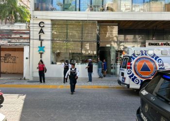 Rescate de 12 personas atrapadas en elevador de hotel en Playa del Carmen
